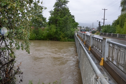 Lakeshore Road open again to traffic as flood risk lowers | iNFOnews.ca