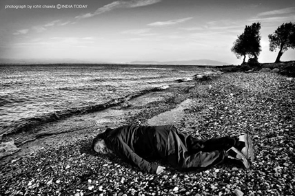 Artist imitates famous photo of drowned Syrian child Alan Kurdi on beach | iNFOnews.ca Artist imitates famous photo of drowned Syrian child Alan Kurdi on beach | iNFOnews.ca