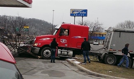 Dog pops up in driver's seat when semi crashes in Minnesota | iNFOnews.ca