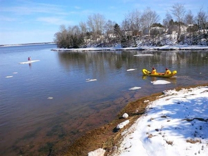 Firefighters rescue twins from ice floe: 'It kept drifting out a little further' | iNFOnews.ca