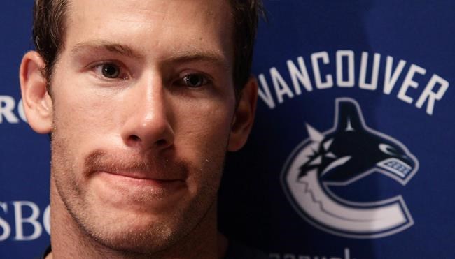 Former teammate says it's hard to see Linden 'under the microscope' with Canucks | iNFOnews.ca