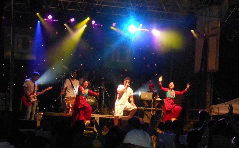Canada Day crowds eagerly wait until sunset for fireworks finale | iNFOnews.ca