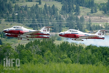 Snowbirds make second pit stop of the month at YLW | iNFOnews.ca
