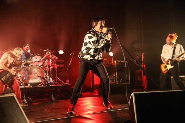 Chili Peppers cancel concert after singer hospitalized | iNFOnews.ca
