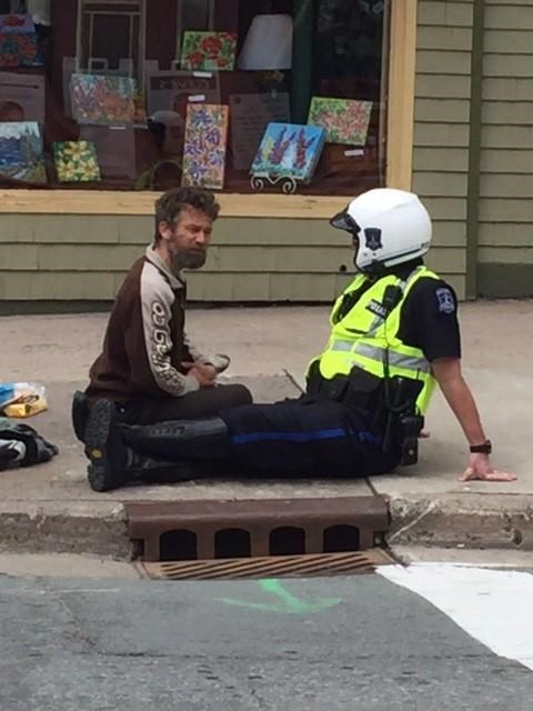 Photo of Halifax cop chatting with panhandler gets much love on social media | iNFOnews.ca Photo of Halifax cop chatting with panhandler gets much love on social media | iNFOnews.ca