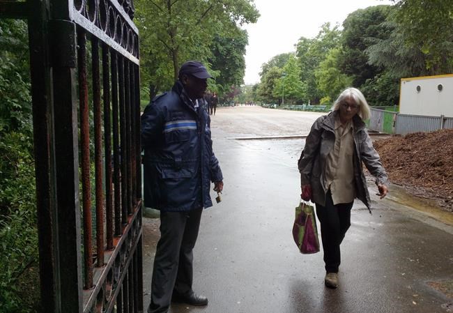 Children fight to live after lightning hits 11 people in Paris park | iNFOnews.ca
