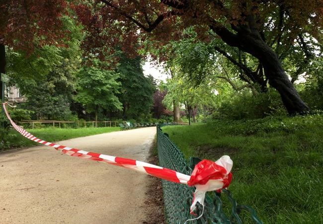 Children fight to live after lightning hits 11 people in Paris park | iNFOnews.ca