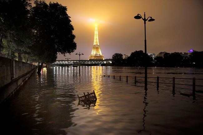 Seine River peaks in Paris, museums to be shut for days | iNFOnews.ca