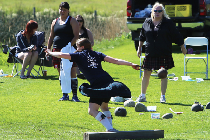 Tossing heavy stuff at Highland Games | iNFOnews.ca Tossing heavy stuff at Highland Games | iNFOnews.ca