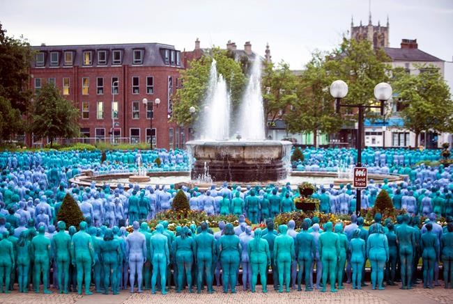 Thousands strip and paint themselves blue for UK art event | iNFOnews.ca