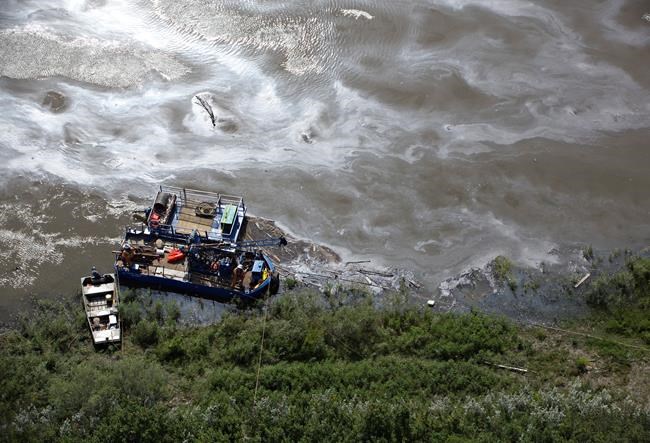 Booms not containing oil spill in North Saskatchewan River, more steps being taken | iNFOnews.ca Booms not containing oil spill in North Saskatchewan River, more steps being taken | iNFOnews.ca
