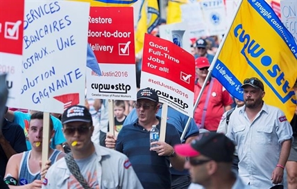Canada Post employees protest at Trudeau's Montreal office | iNFOnews.ca