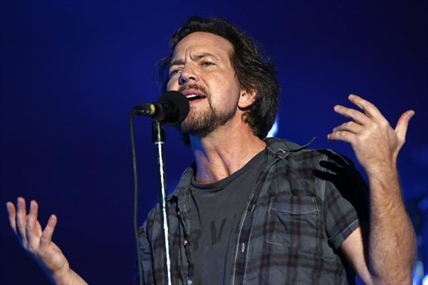 Pearl Jam's Eddie Vedder pays tribute to Gord Downie at Chicago concert | iNFOnews.ca Pearl Jam's Eddie Vedder pays tribute to Gord Downie at Chicago concert | iNFOnews.ca