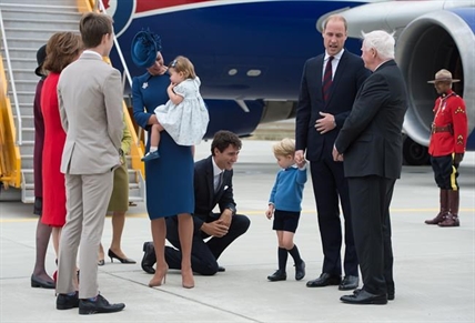 Failed high-five between Trudeau, Prince George focus of British news coverage | iNFOnews.ca Failed high-five between Trudeau, Prince George focus of British news coverage | iNFOnews.ca