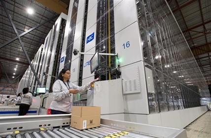 Hudson's Bay turns to robotic technology to amp up its e-commerce offering | iNFOnews.ca Hudson's Bay turns to robotic technology to amp up its e-commerce offering | iNFOnews.ca