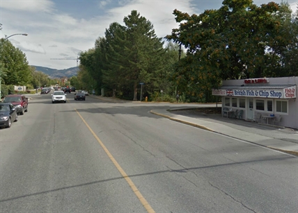 Man crashes car into town bus while fleeing from police | iNFOnews.ca