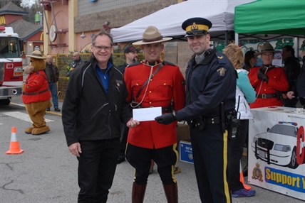 Kelowna and Lake Country RCMP's Cram the Cruiser a huge success | iNFOnews.ca Kelowna and Lake Country RCMP's Cram the Cruiser a huge success | iNFOnews.ca