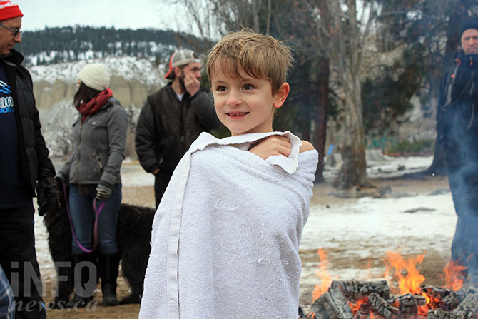 Polar bear dippers welcome New Year with a frigid dash into Okanagan Lake | iNFOnews.ca