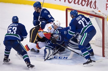 Miller's brilliant 44-save performance the difference as Canucks down Flames 4-2 | iNFOnews.ca