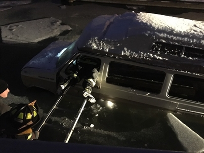 Camper van crashes through ice on Okanagan Lake at Kelowna boat launch | iNFOnews.ca