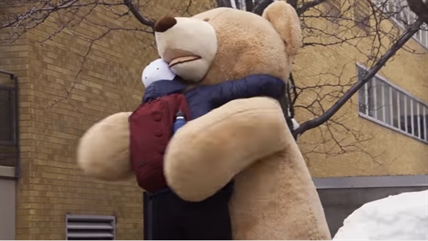 TRENDING NOW: Giant bear giving Valentine's Day hugs | iNFOnews.ca TRENDING NOW: Giant bear giving Valentine's Day hugs | iNFOnews.ca