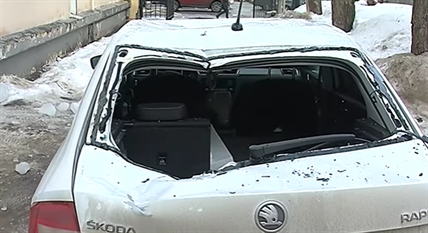 TRENDING NOW: Huge block of ice falls on car | iNFOnews.ca