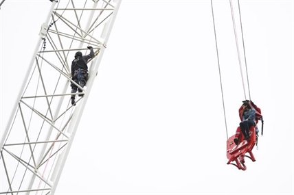 High drama as firefighters rescue woman atop crane in downtown Toronto | iNFOnews.ca