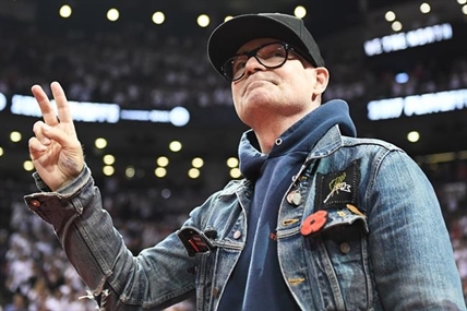 Tragically Hip singer Gord Downie, rapper Drake share embrace at Raptors game | iNFOnews.ca Tragically Hip singer Gord Downie, rapper Drake share embrace at Raptors game | iNFOnews.ca