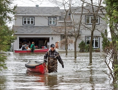 Quebec floods: Man and young girl missing after vehicle drifts into river | iNFOnews.ca