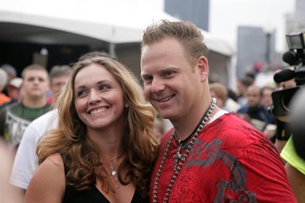 Daredevil Nik Wallenda's wife to dangle by her teeth over Niagara Falls | iNFOnews.ca