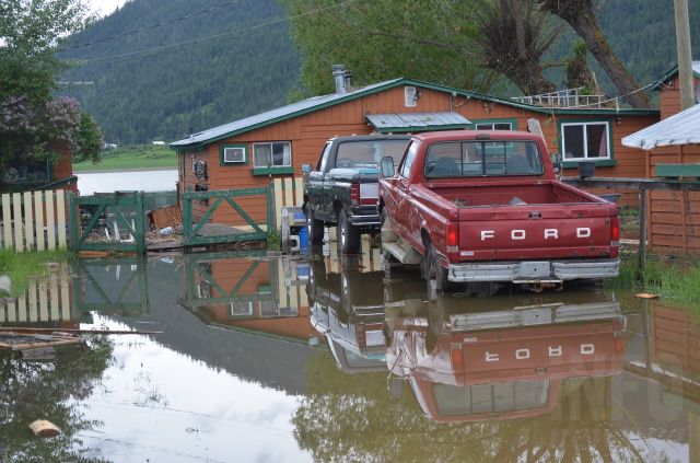 iN PHOTOS: Sandbag defences no match for storm on northern tip of Okanagan Lake | iNFOnews.ca