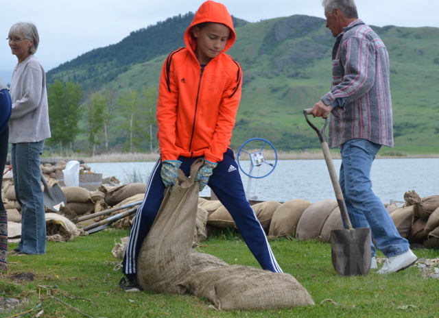 iN PHOTOS: Sandbag defences no match for storm on northern tip of Okanagan Lake | iNFOnews.ca