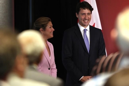 Trudeau paddles kayak on Vancouver Island; meets regional and Indigenous leaders | iNFOnews.ca