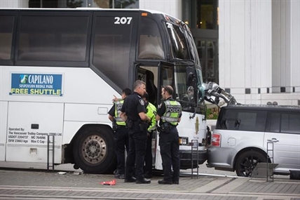 Tour bus crash in Vancouver leaves two people with life-threatening injuries | iNFOnews.ca