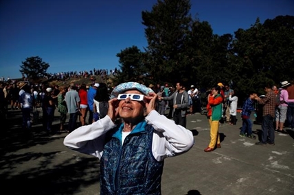 Canadians across the country take in partial solar eclipse | iNFOnews.ca