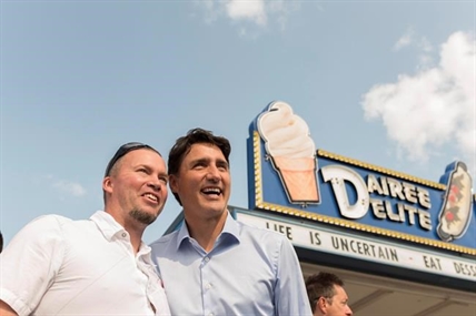 Trudeau picks Mayweather to beat McGregor in anticipated boxing match | iNFOnews.ca