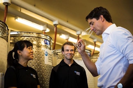 Trudeau samples wine, serves peaches and cream in southern Ontario Saturday | iNFOnews.ca Trudeau samples wine, serves peaches and cream in southern Ontario Saturday | iNFOnews.ca