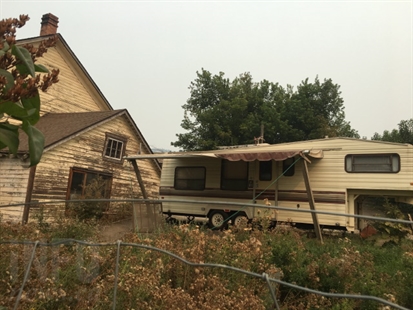Complaints of fruit pickers living in derelict North Okanagan house investigated by regional district | iNFOnews.ca