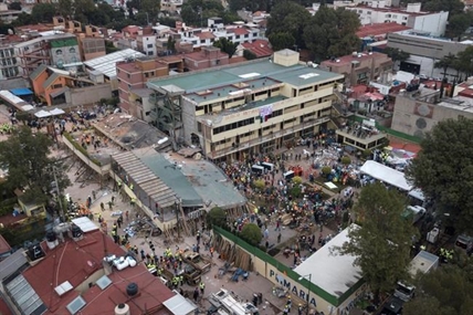 Rescuers wriggle into collapsed school after Mexico quake | iNFOnews.ca Rescuers wriggle into collapsed school after Mexico quake | iNFOnews.ca