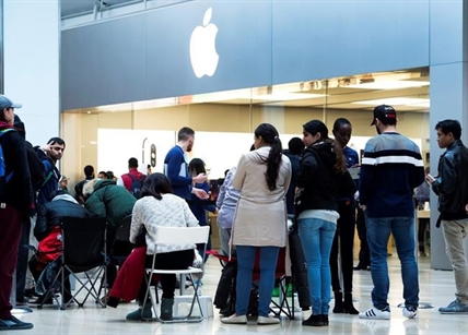 Apple's ultra-expensive iPhone X draws crowds as in-store sales begin | iNFOnews.ca