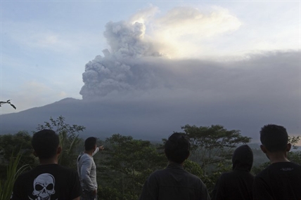 Bali volcano dusts resorts in ash; Lombok airport closes | iNFOnews.ca Bali volcano dusts resorts in ash; Lombok airport closes | iNFOnews.ca