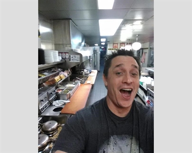 Selfie-service: Man cooks Waffle House meal as worker sleeps | iNFOnews.ca