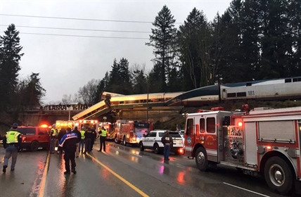 VIDEO: Amtrak train hurtles off overpass south of Seattle; at least 6 people killed | iNFOnews.ca