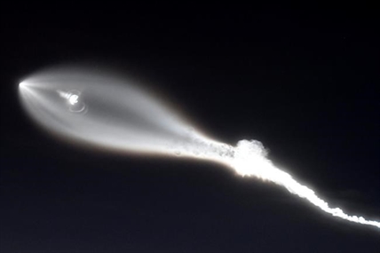 Rocket lights sky as it carries satellites from California | iNFOnews.ca