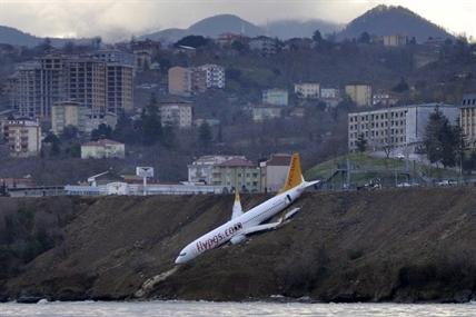 VIDEO: Plane dangles off cliff after skidding off runway in Turkey | iNFOnews.ca VIDEO: Plane dangles off cliff after skidding off runway in Turkey | iNFOnews.ca
