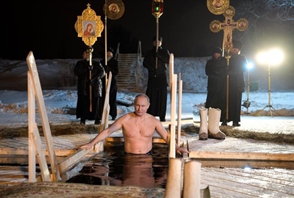 Putin takes dip in icy Russian lake on Epiphany | iNFOnews.ca