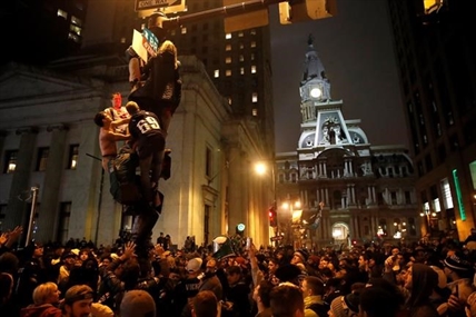 Philadelphia cleaning up after some Super Bowl celebrations turn unruly | iNFOnews.ca Philadelphia cleaning up after some Super Bowl celebrations turn unruly | iNFOnews.ca