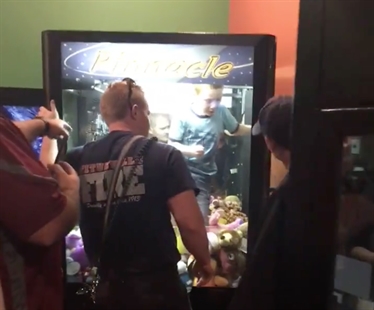 TRENDING NOW: Kid gets stuck in arcade claw machine | iNFOnews.ca