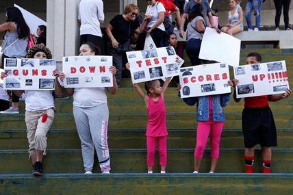 Florida, angry and grieving, takes gun protest to streets | iNFOnews.ca
