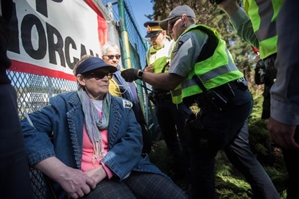 RCMP move to arrest pipeline protesters at entrance to Trans Mountain work site | iNFOnews.ca